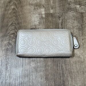 Coach Gray Patent Leather Gramercy Quilted Logo Embossed Accordion Zip Wallet